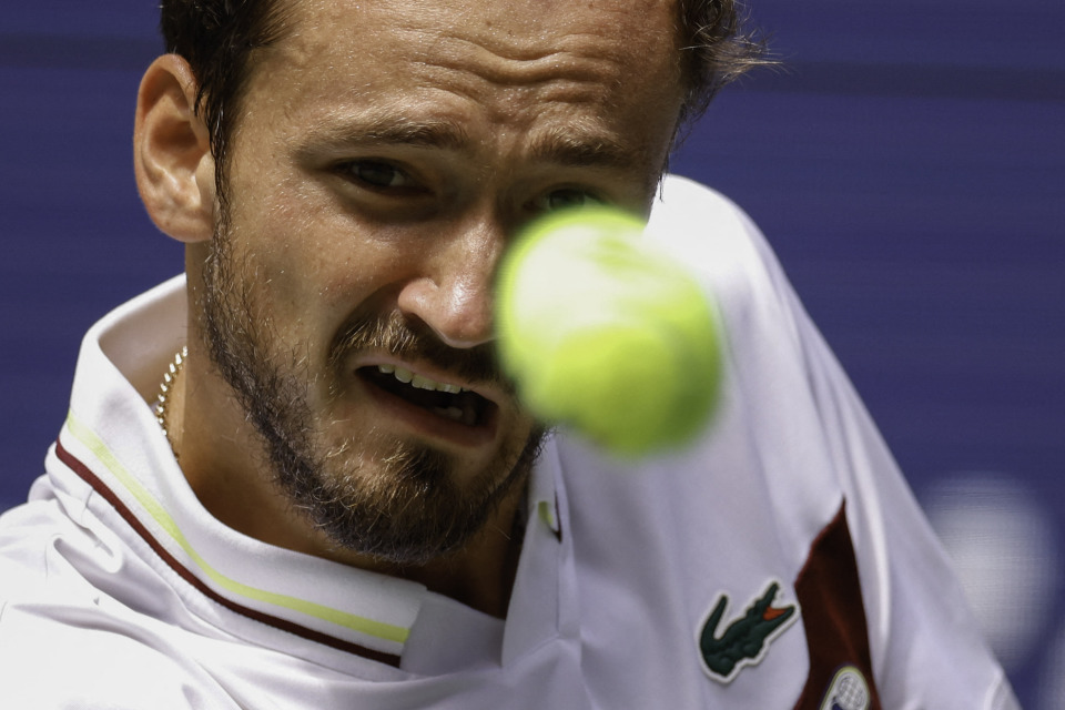 开云体育APP下载-HLE绝地反击RGE，Doinb绝境逆转——英雄的崛起与电竞的荣耀